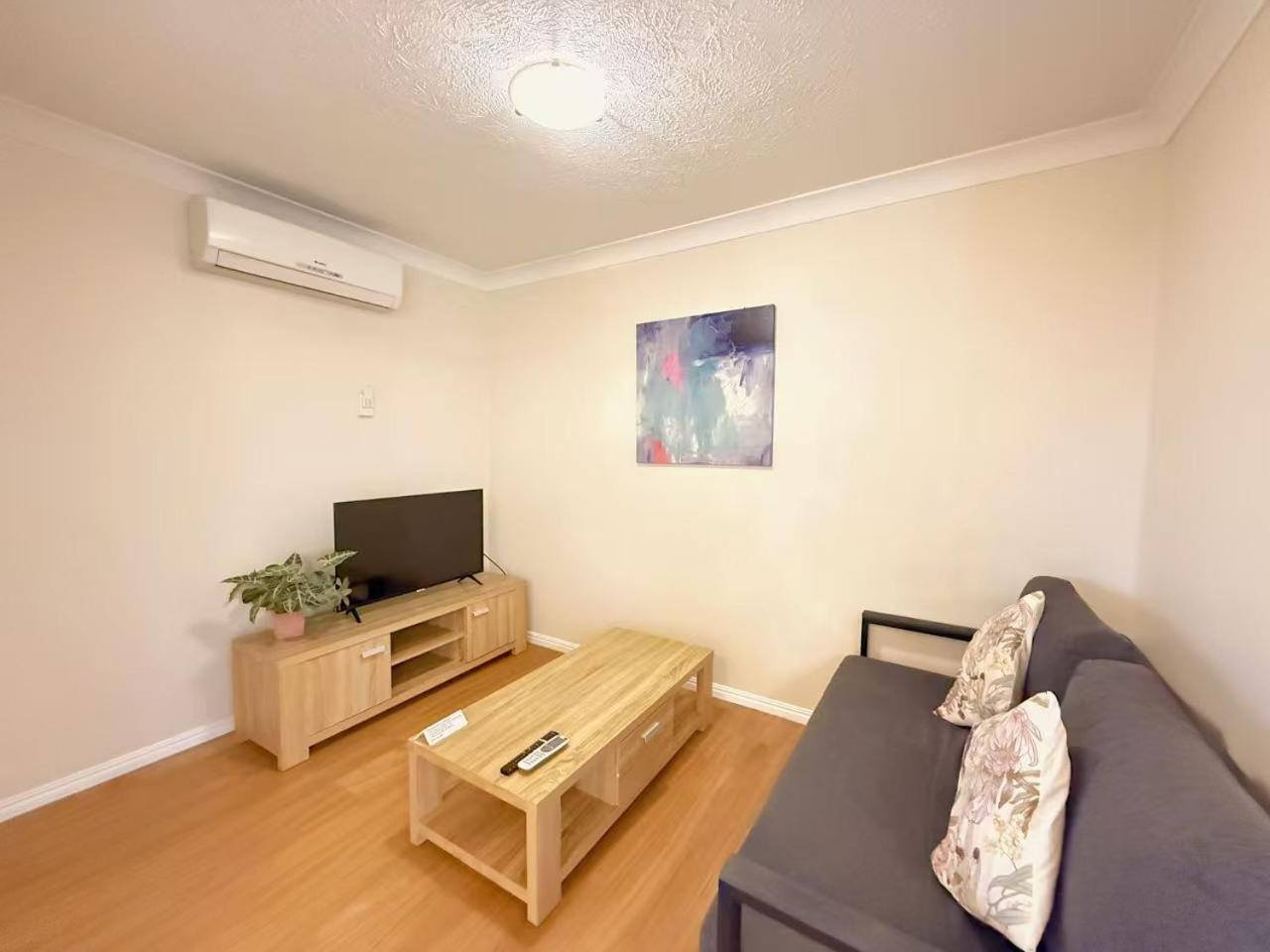 גולד קוסט Karana Palms Resort מראה חיצוני תמונה